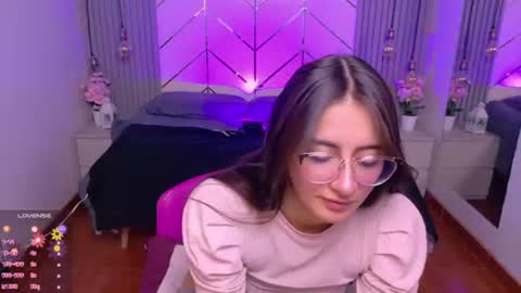 Snapshot of alessia_moore chatting on June 19, 3:38 pm Alessia online show from June 19, 3:38 pm