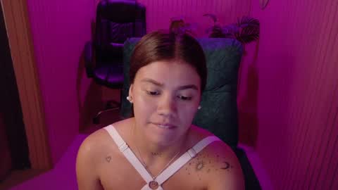 Snapshot of alessiamonroe_ chatting on June 1, 9:38 pm alessiamonroe_ online show from June 1, 9:38 pm