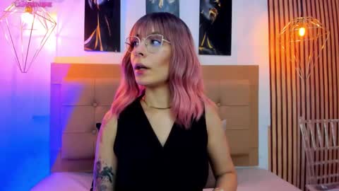 Snapshot of alesziarose chatting on November 13, 7:24 pm Aleszia online show from November 13, 7:24 pm