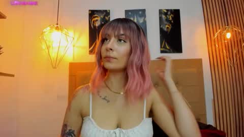 Snapshot of alesziarose chatting on November 16, 7:19 pm Aleszia online show from November 16, 7:19 pm