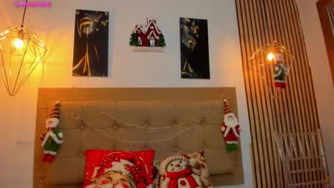 Snapshot of alesziarose chatting on December 1, 7:19 pm Aleszia online show from December 1, 7:19 pm