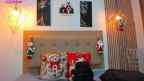 Snapshot of alesziarose chatting on December 3, 7:23 pm Aleszia online show from December 3, 7:23 pm