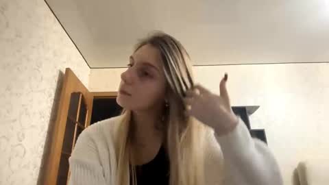 Snapshot of alethapalmerino chatting on December 20, 7:48 am April online show from December 20, 7:48 am