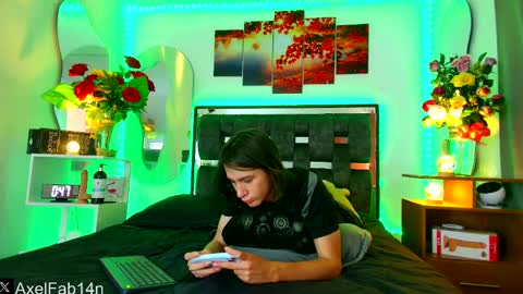 sneider online show from February 18, 7:09 pm