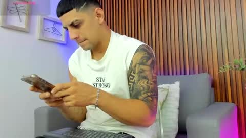 Snapshot of alex_cute77 chatting on May 11, 11:49 am alex online show from May 11, 11:49 am