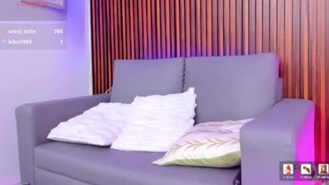Snapshot of alex_cute77 chatting on May 11, 4:04 pm alex online show from May 11, 4:04 pm
