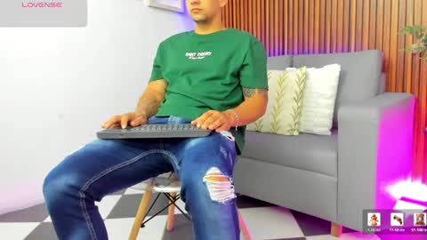 Snapshot of alex_cute77 chatting on May 13, 11:40 am alex online show from May 13, 11:40 am