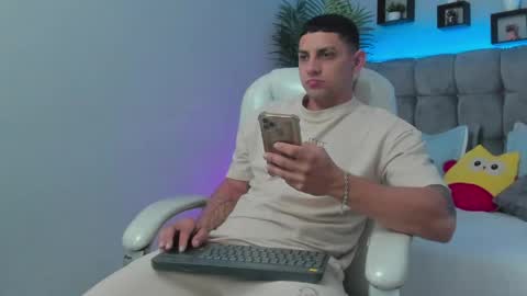 Snapshot of alex_cute77 chatting on May 15, 12:01 pm alex online show from May 15, 12:01 pm
