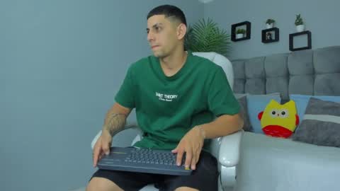 Snapshot of alex_cute77 chatting on May 21, 12:12 pm alex online show from May 21, 12:12 pm