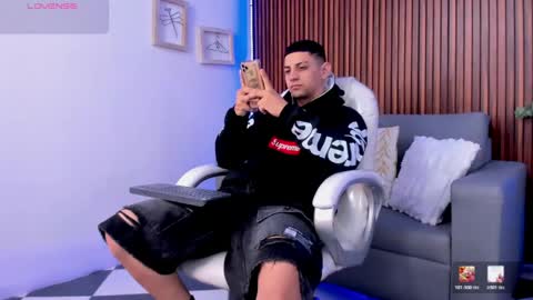 Snapshot of alex_cute77 chatting on May 22, 12:11 pm alex online show from May 22, 12:11 pm