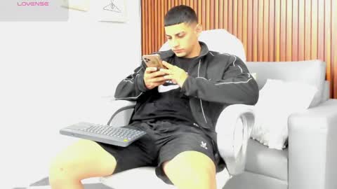 Snapshot of alex_cute77 chatting on May 23, 12:20 pm alex online show from May 23, 12:20 pm
