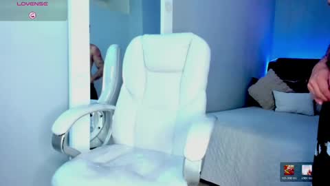 Snapshot of alex_cute77 chatting on June 6, 11:37 am alex online show from June 6, 11:37 am