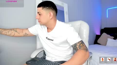 Snapshot of alex_cute77 chatting on July 2, 12:44 pm alex online show from July 2, 12:44 pm