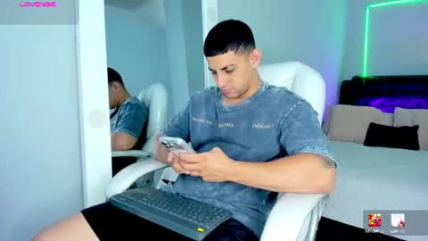 Snapshot of alex_cute77 chatting on July 22, 12:41 pm alex online show from July 22, 12:41 pm