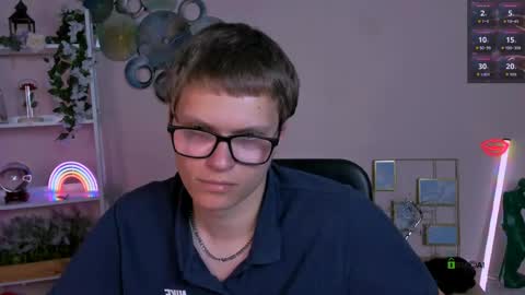 Snapshot of alex_reeding chatting on May 13, 6:44 am Alex online show from May 13, 6:44 am