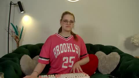 Snapshot of alexaavery chatting on May 16, 7:05 am AlexaAvery online show from May 16, 7:05 am