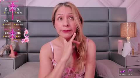 Snapshot of alexafoxx_ chatting on May 31, 6:09 pm online show from May 31, 6:09 pm