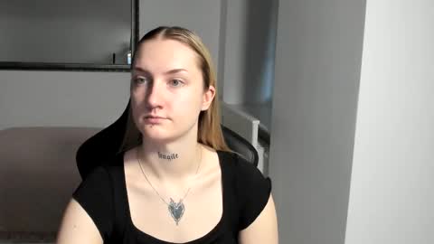 Snapshot of alexafragile chatting on October 28, 2:42 pm Alexa online show from October 28, 2:42 pm