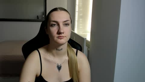 Snapshot of alexafragile chatting on November 6, 1:23 pm Alexa online show from November 6, 1:23 pm