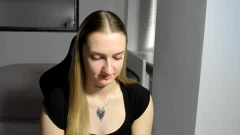 Snapshot of alexafragile chatting on November 12, 1:44 pm Alexa online show from November 12, 1:44 pm