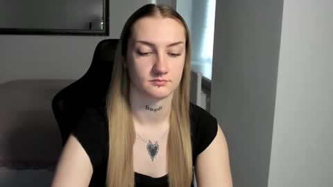 Snapshot of alexafragile chatting on November 13, 1:10 pm Alexa online show from November 13, 1:10 pm