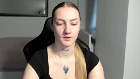 Snapshot of alexafragile chatting on November 14, 11:42 am Alexa online show from November 14, 11:42 am