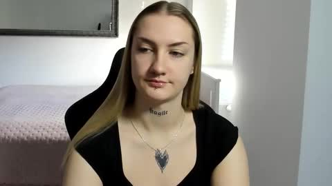 Snapshot of alexafragile chatting on November 17, 12:33 pm Alexa online show from November 17, 12:33 pm