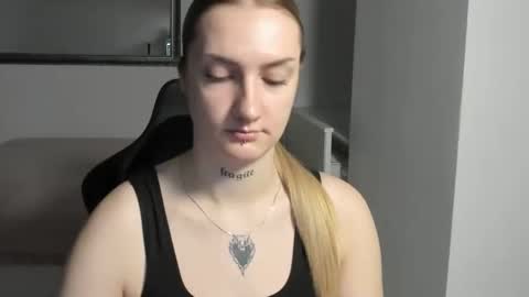 Snapshot of alexafragile chatting on November 18, 3:38 pm Alexa online show from November 18, 3:38 pm