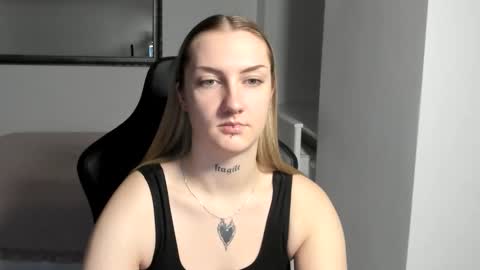 Snapshot of alexafragile chatting on November 19, 3:45 pm Alexa online show from November 19, 3:45 pm