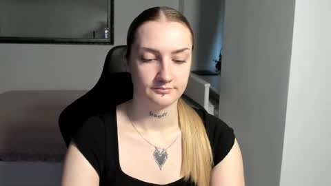 Snapshot of alexafragile chatting on November 22, 2:27 pm Alexa online show from November 22, 2:27 pm