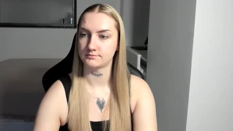 Snapshot of alexafragile chatting on November 28, 2:53 pm Alexa online show from November 28, 2:53 pm