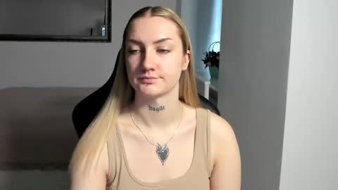 Snapshot of alexafragile chatting on December 2, 10:42 am Alexa online show from December 2, 10:42 am