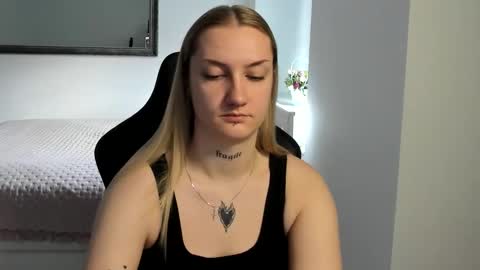 Snapshot of alexafragile chatting on December 4, 11:30 am Alexa online show from December 4, 11:30 am