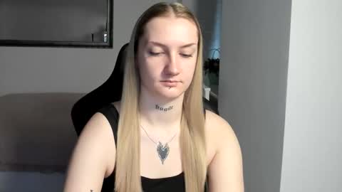 Snapshot of alexafragile chatting on December 5, 12:14 pm Alexa online show from December 5, 12:14 pm