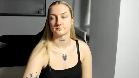 Snapshot of alexafragile chatting on December 16, 2:22 pm Alexa online show from December 16, 2:22 pm