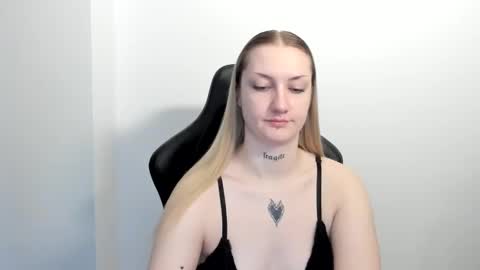 Snapshot of alexafragile chatting on May 6, 10:42 am Alexa online show from May 6, 10:42 am