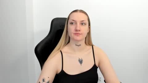 Snapshot of alexafragile chatting on May 16, 10:36 am Alexa online show from May 16, 10:36 am