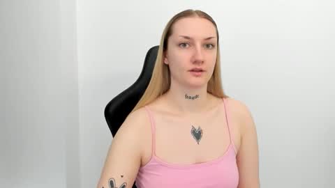 Snapshot of alexafragile chatting on May 18, 11:05 am Alexa online show from May 18, 11:05 am
