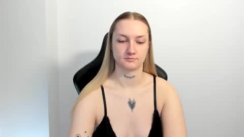 Snapshot of alexafragile chatting on May 27, 12:02 pm Alexa online show from May 27, 12:02 pm