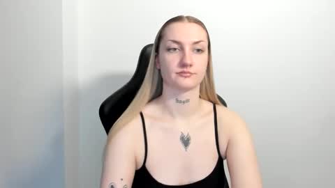Snapshot of alexafragile chatting on June 3, 12:30 pm Alexa online show from June 3, 12:30 pm
