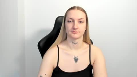 Snapshot of alexafragile chatting on June 17, 12:29 pm Alexa online show from June 17, 12:29 pm