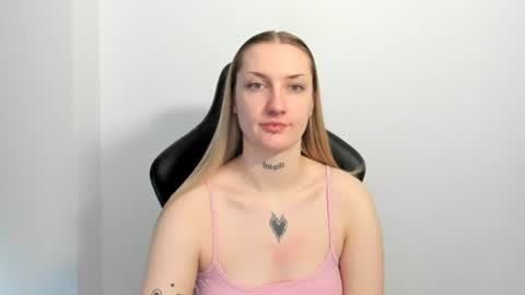 Snapshot of alexafragile chatting on June 18, 11:25 am Alexa online show from June 18, 11:25 am