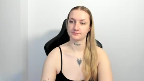 Snapshot of alexafragile chatting on June 20, 11:24 am Alexa online show from June 20, 11:24 am