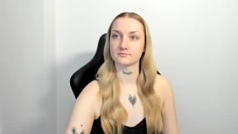 Snapshot of alexafragile chatting on June 22, 11:51 am Alexa online show from June 22, 11:51 am