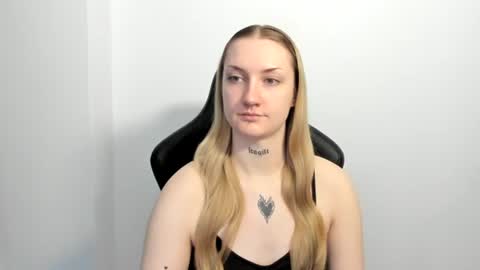 Snapshot of alexafragile chatting on June 23, 10:46 am Alexa online show from June 23, 10:46 am