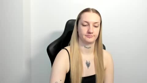 Snapshot of alexafragile chatting on June 26, 11:58 am Alexa online show from June 26, 11:58 am