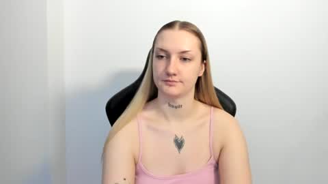 Snapshot of alexafragile chatting on June 30, 11:33 am Alexa online show from June 30, 11:33 am