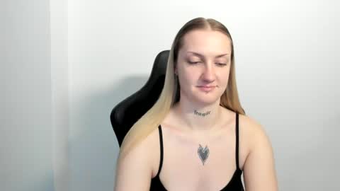 Snapshot of alexafragile chatting on July 7, 11:25 am Alexa online show from July 7, 11:25 am
