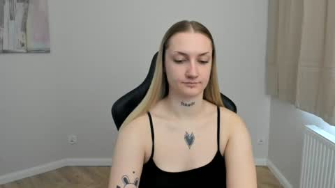 Snapshot of alexafragile chatting on July 20, 11:23 am Alexa online show from July 20, 11:23 am