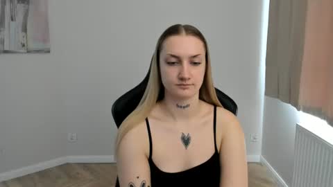Snapshot of alexafragile chatting on July 24, 10:57 am Alexa online show from July 24, 10:57 am